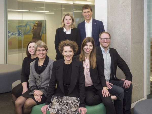 &Agrave; l'avant : Nathalie No&euml;l, &Eacute;liane-Marie Gaulin, Genevi&egrave;ve Cartier et V&eacute;ronique Fraser. &Agrave; l'arri&egrave;re : Carmen Lavall&eacute;e et Louis Marquis.