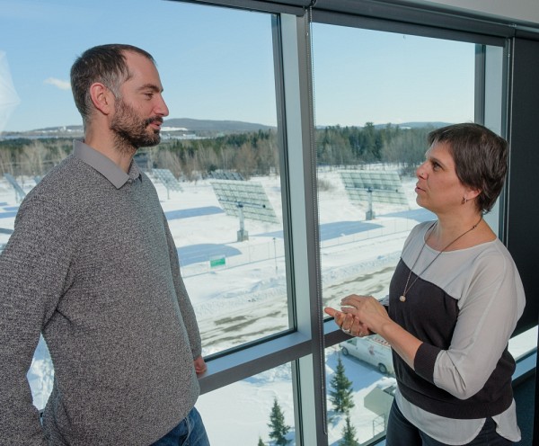 De concert avec les ing&eacute;nieurs et ing&eacute;nieures, la Pre C&eacute;line Verch&egrave;re travaille sur le d&eacute;ploiement des technologies et leur mise en soci&eacute;t&eacute;.Sur cette photo :&nbsp;Maxime Darnon, professeur associ&eacute; au CNRS-LN2, et Pre C&eacute;line Verch&egrave;re