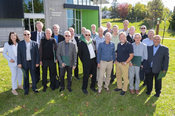 La 17e promotion de g&eacute;nie en compagnie de la doyenne de la Facult&eacute; de g&eacute;nie, Pre Nathalie Roy