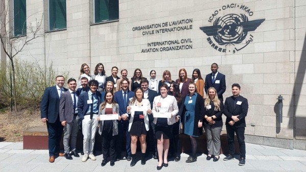 D&eacute;l&eacute;gation de l'UdeS devant le si&egrave;ge de l'OACI &agrave; Montr&eacute;al.