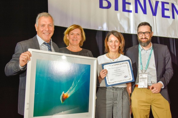 Richard Moisan, pr&eacute;sident de l'AQPC, Sylvie Boivin, repr&eacute;sentante de La Capitale, Alexandra H&eacute;bert, r&eacute;cipiendaire du prix Vecteur p&eacute;dagogique et Samuel Bernard, directeur g&eacute;n&eacute;ral de l'AQPC.