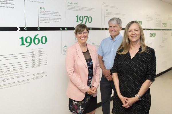 La doyenne sortante de la Facult&eacute; des sciences de l'activit&eacute; physique, Isabelle J. Dionne, accompagn&eacute;e du vice-doyen sortant, Alain Delisle et de la gestionnaire en philanthropie,&nbsp;Sylvie Bouchard.