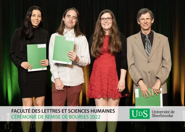 Les r&eacute;cipiendaires Chynna Poon Odjick, Vincent Dion Siou&iuml;, Maude St-Laurent-Blais et Yves Favreau, &eacute;tudiantes et &eacute;tudiants &agrave; la ma&icirc;trise en litt&eacute;rature canadienne compar&eacute;e.