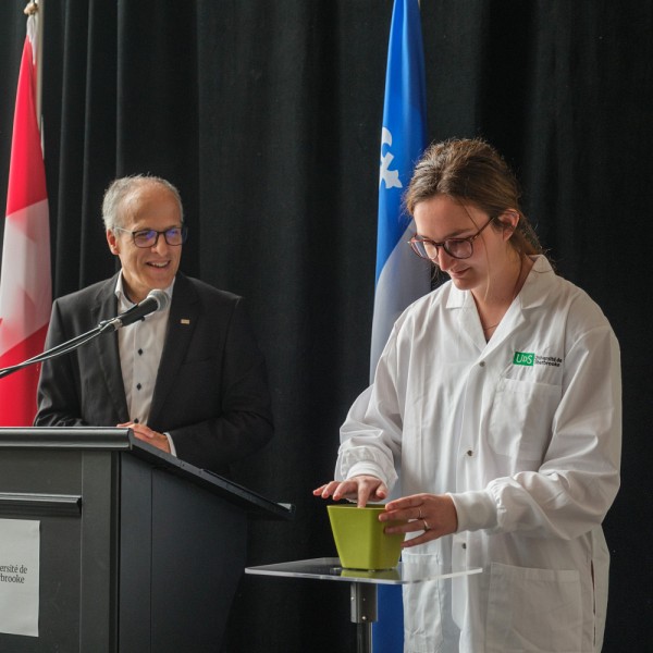 L&rsquo;inauguration a &eacute;t&eacute; officialis&eacute;e le 2 mai avec la mise en pot d&rsquo;une semence de pommier, par une &eacute;tudiante &agrave; la ma&icirc;trise en biologie, Sophie Boutin. L&rsquo;arbre sera plant&eacute; pr&egrave;s du b&acirc;timent lorsque sa taille le permettra. 