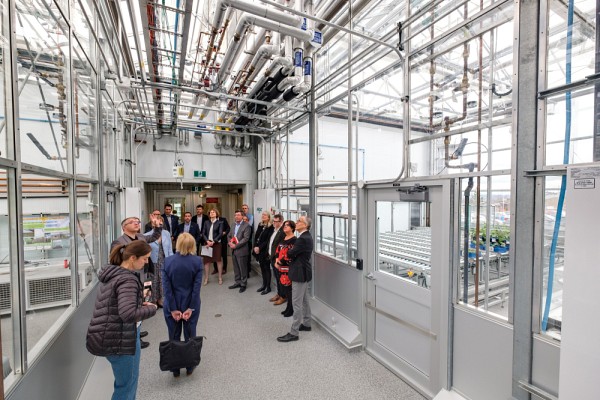 Gr&acirc;ce &agrave; cette infrastructure &eacute;valu&eacute;e &agrave; 11 M$, les &eacute;quipes de recherche pourront mieux comprendre notamment comment les v&eacute;g&eacute;taux se d&eacute;fendent contre les pathog&egrave;nes et s'adaptent aux changements climatiques.