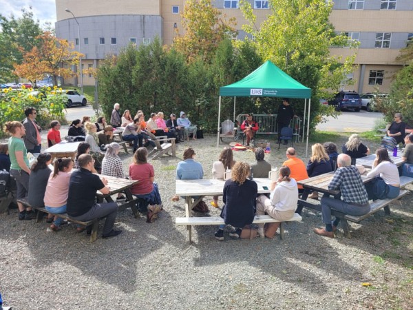 C&eacute;r&eacute;monie de gu&eacute;rison anim&eacute;e par l&rsquo;a&icirc;n&eacute; innu Gr&eacute;goire Canap&eacute; au jardin Zen 7 du Campus de la sant&eacute;, &agrave; Sherbrooke.