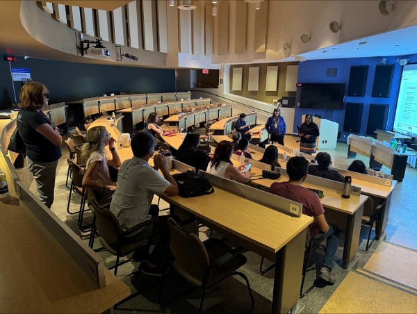 Carina Dominique, &eacute;lue de Mashteuiatsh, et Gr&eacute;goire Canap&eacute;, a&icirc;n&eacute; de Pessamit, s&rsquo;adressent aux personnes pr&eacute;sentes issues de diff&eacute;rents milieux (CIUSSS, FMSS, Centre Mamik) du site Saguenay.