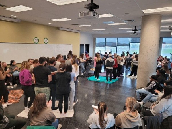 Photo de l&rsquo;un des trois ateliers Exercice des couvertures offert &agrave; Longueuil, le 15 octobre dernier. Lors de cette journ&eacute;e, 177 personnes ont &eacute;t&eacute; form&eacute;es par l&rsquo;entreprise Uashaskutuan. Un grand merci &agrave; M. Kevin Bacon et &agrave; l&rsquo;a&icirc;n&eacute; innu M. Gr&eacute;goire Canap&eacute; pour leur grande g&eacute;n&eacute;rosit&eacute; lors de cette journ&eacute;e.