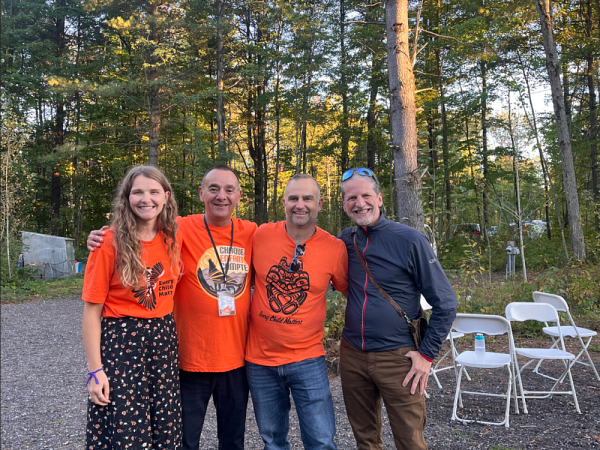 Rosalie Dostie, &eacute;tudiante au doctorat en physioth&eacute;rapie, Jean Vollant, consultant autochtone, Shaun Cleaver, professeur &agrave; l&rsquo;&Eacute;cole de r&eacute;adaptation, et Guy Drouin, agent de liaison et coordonnateur Premiers Peuples &agrave; la FMSS.