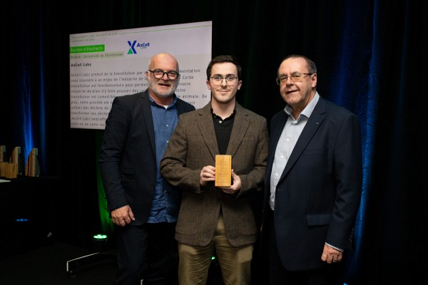 J&eacute;r&eacute;mie Chauss&eacute;, pr&eacute;sident et co-fondateur d&rsquo;AxCell Labs en compagnie de Denis Poirier et&nbsp;Jacques D&eacute;silets, membres du conseil d'administration de la Fondation estrienne en environnement.&nbsp;