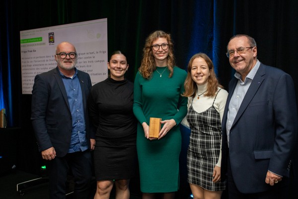 L'&eacute;quipe de Frigo Free Go en compagnie de Denis Poirier et&nbsp;Jacques D&eacute;silets, membres du conseil d'administration de la Fondation estrienne en environnement.