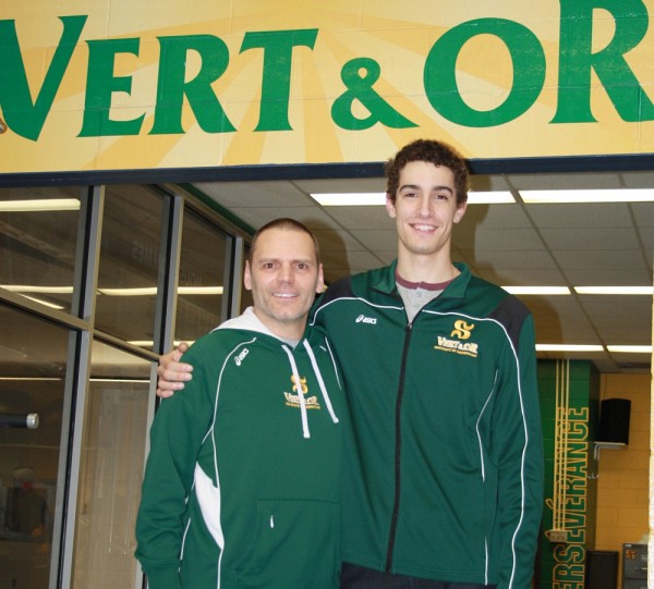 L'entra&icirc;neur-chef du Vert & Or en volleyball masculin Marc Lussier, en compagnie de Francis Castro.