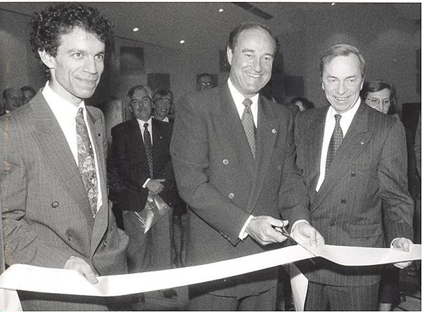 Coupe du ruban par Marc Widner, directeur de l&rsquo;&Eacute;cole, Andr&eacute; J. Hamel, d&eacute;put&eacute;, et Ald&eacute;e Cabana, recteur, lors de l&rsquo;inauguration de l&rsquo;&Eacute;cole de musique, 6&nbsp;f&eacute;vrier 1993, Archives de l&rsquo;Universit&eacute; de Sherbrooke (297&thinsp;354). Photographe&nbsp;: non identifi&eacute;