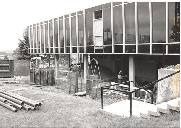 Travaux de r&eacute;am&eacute;nagement du pavillon&nbsp;C3 pour l&rsquo;accueil de la nouvelle &Eacute;cole de musique, ao&ucirc;t 1992, Archives de l&rsquo;Universit&eacute; de Sherbrooke (298&thinsp;630). Photographe&nbsp;: non identifi&eacute;