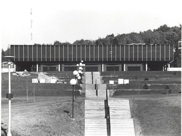 Vue sur le pavillon de l&rsquo;ancienne caf&eacute;t&eacute;ria, aujourd&rsquo;hui l&rsquo;&Eacute;cole de musique, vers 1970, Archives de l&rsquo;Universit&eacute; de Sherbrooke (298&thinsp;630). Photographe&nbsp;: non identifi&eacute;