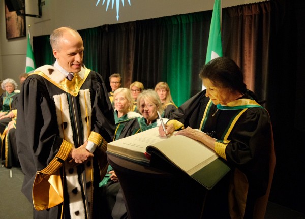 Lors de la s&eacute;ance universitaire, le recteur, le professeur Pierre Cossette, a invit&eacute; Mme Obomsawin &agrave; signer le livre d&rsquo;or de l&rsquo;UdeS.