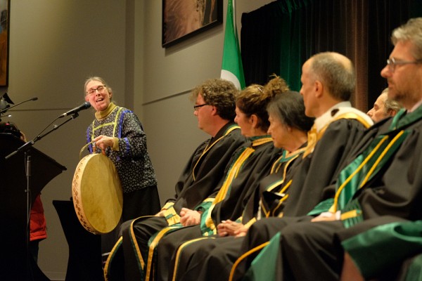 La s&eacute;ance fut suivie de chants ab&eacute;nakis interpr&eacute;t&eacute;s par madame Nicole O&rsquo;Bomsawin, anthropologue, enseignante &agrave; l&rsquo;Institution postsecondaire Kiuna et membre de la communaut&eacute; d&rsquo;Odanak.