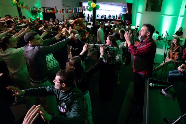 Les personnes &eacute;tudiantes apprennent une danse traditionnelle qu&eacute;b&eacute;coise avec Donald Dubuc et ses musiciens.