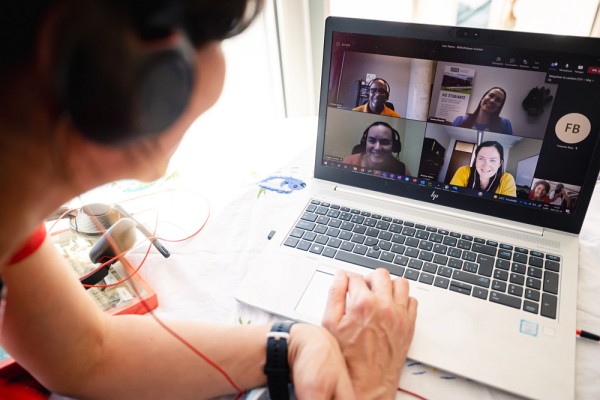 &Eacute;change virtuel entre livre et personnes lectrices lors de la biblioth&egrave;que vivante