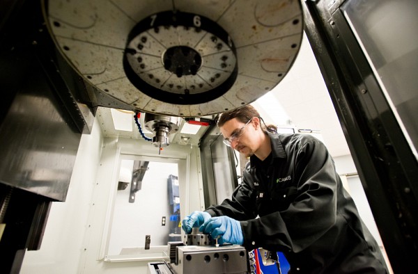 Avec son expertise,&nbsp;Micha&euml;l Turmel proc&egrave;de &agrave; la v&eacute;rification du jeu de tol&eacute;rance de pi&egrave;ces qu&rsquo;il usine sur une fraiseuse CNC. Ces pi&egrave;ces de montage peuvent accueillir plusieurs capteurs de mesures servant &agrave; tester des turbines.