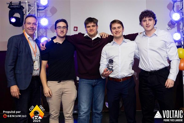 Prix Pers&eacute;v&eacute;rance pour l'&eacute;quipe de conception junior, de gauche &agrave; droite en commen&ccedil;ant par le deuxi&egrave;me : Gabriel Derrien, Mathieu Bri&egrave;re, Marc-Antoine Charette et Alexandre Primeau, accompagn&eacute;s du repr&eacute;sentant de la Fondation de l'Ordre des ing&eacute;nieurs du Qu&eacute;bec