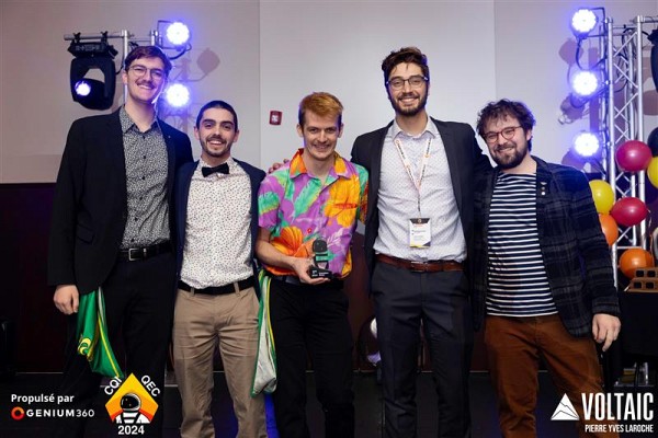 1re position : conception senior, de gauche &agrave; droite : Alexandre Baril, Philippe Michaud, &Eacute;mile Renaud et &Eacute;mile Michaud, accompagn&eacute;s du directeur de la comp&eacute;tition conception senior