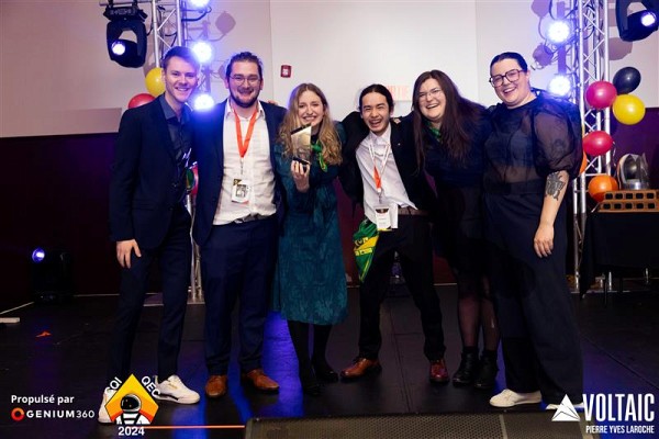 1ere position en g&eacute;nie conseil : de gauche &agrave; droite en commen&ccedil;ant par le deuxi&egrave;me, &Eacute;tienne Pich&eacute;, Roxanne Watelle, Olivier Turmel et Florence Millette, accompagn&eacute;s d'un directeur de la comp&eacute;tition g&eacute;nie-conseil