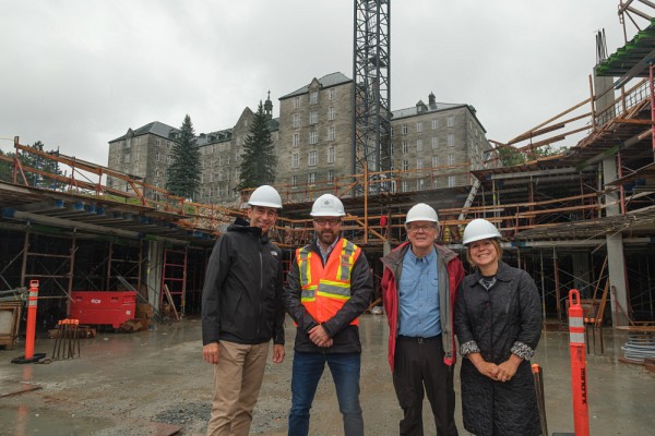 Jean Proulx, doyen de la Facult&eacute; de g&eacute;nie et directeur de th&egrave;se de M. St-Georges, &Eacute;ric St-Georges, PDG de la firme de g&eacute;nie-conseil St-Georges, Kenneth Johns, professeur &agrave; la retraite et ancien doyen de la Facult&eacute; de g&eacute;nie et Gabrielle Blackburn, directrice du d&eacute;veloppement &agrave; la Facult&eacute; de g&eacute;nie.