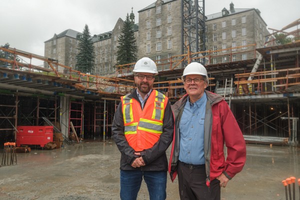 &Eacute;ric St-Georges et le professeur &agrave; la retraite Kenneth Johns quelque 25 ans apr&egrave;s leur rencontre d&eacute;terminante.