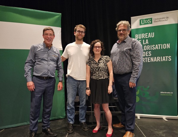 2e place : FRAGILIX, Pascal Gr&eacute;goire-G&eacute;linasDe gauche &agrave; droite : Pr Jean-Pierre Perreault, Pascal Gr&eacute;goire-G&eacute;linas, Marie-Claude Battista, Pr Vincent Aimez