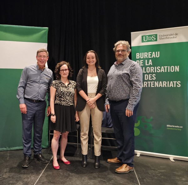 &Agrave; gant le changement ! Juliette Latulippe&nbsp;De gauche &agrave; droite : Pr Jean-Pierre Perreault, Marie-Claude Battista, Juliette Latulippe, Pr Vincent Aimez