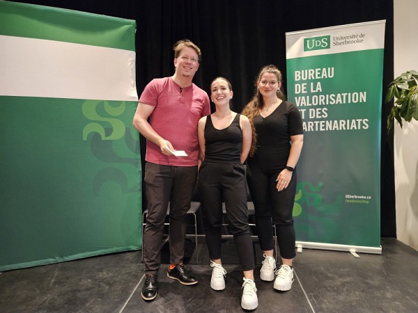 Prix coup de c&oelig;ur du public : Skin-IA, Carla-Marie Jurkovic et Gwendoline MarbachDe gauche &agrave; droite : Vincent Nault PhD, Gwendoline Marbach, Carla-Marie Jurkovic