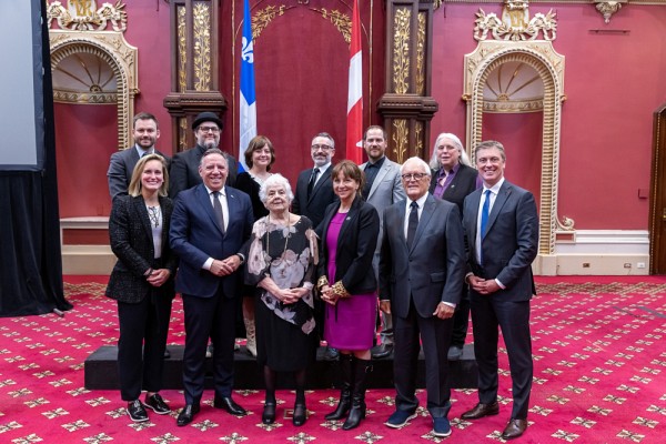 Les athl&egrave;tes Marie-Philip Poulin et Claude Raymond ainsi que les membres du groupe Les Cowboys fringants sont aussi r&eacute;cipiendaires de la m&eacute;daille d'honneur.