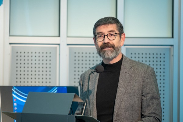 Le professeur Enrique Correa Molina, vice-doyen au d&eacute;veloppement international &agrave; la Facult&eacute; d'&eacute;ducation
