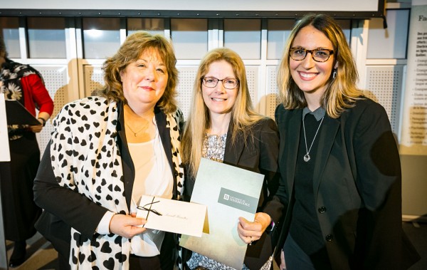 La professeure Julie Lyne Leroux, la r&eacute;cipiendaire du volet anglophone, madame Jane Pearsall, enseignante en Soins infirmiers, et Caroline Fran&ccedil;ois, responsable des communications&nbsp;&agrave; PERFORMA