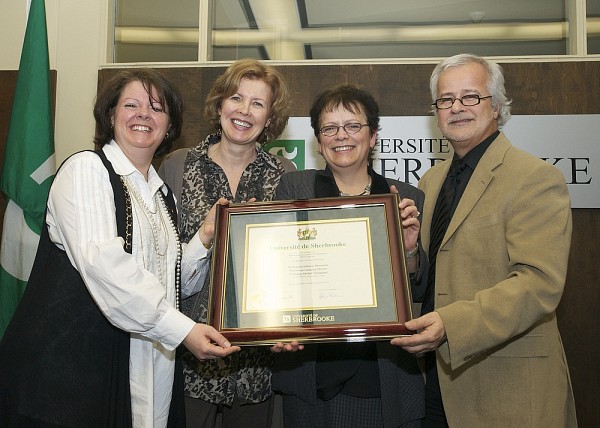 Lucie Laflamme a remis le prix du volet &eacute;quipe &agrave; trois membres de l'&Eacute;cole de r&eacute;adaptation&nbsp;: Johanne Desrosiers, Louisette Mercier et Michel Tousignant.
