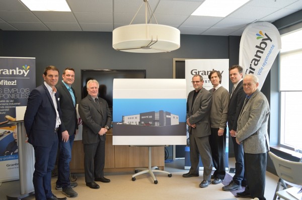 De gauche &agrave; droite&nbsp;: M. Fran&ccedil;ois Bonnardel, d&eacute;put&eacute; de Granby, M. Pascal Bonin, maire de Granby, M. Robert Vincent, conseiller municipal, M. Alain Webster, vice-recteur au d&eacute;veloppement durable et aux relations gouvernementales et vice-recteur au Campus de Longueuil, Universit&eacute; de Sherbrooke, M. Fran&ccedil;ois Simard, pr&eacute;sident de Protec-Style, M. Patrik Doucet, doyen de la Facult&eacute; de g&eacute;nie de l&rsquo;Universit&eacute; de Sherbrooke et M. R&eacute;jean Genest, d&eacute;put&eacute; f&eacute;d&eacute;ral de Shefford.