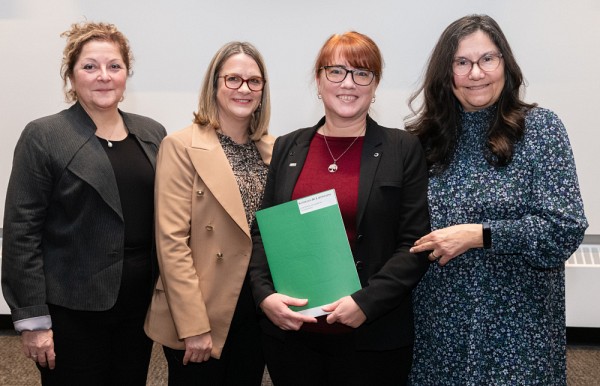 La laur&eacute;ate Kathleen De Lafontaine, accompagn&eacute;e de la doyenne Anick Lessard, de la vice-doyenne &agrave; l&rsquo;enseignement et &agrave; la formation pratique Nathalie Delli Colli et de la directrice du D&eacute;partement de psychologie Guadalupe Puentes-Neuman.Photo : Martin Blache, collaborateur