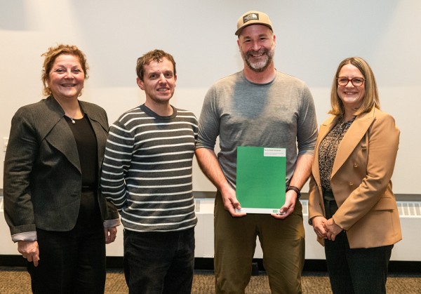 Le laur&eacute;at Alexandre Langlois, accompagn&eacute; de la doyenne Anick Lessard, du directeur du D&eacute;partement de g&eacute;omatique appliqu&eacute;e J&eacute;r&ocirc;me Th&eacute;au et de la vice-doyenne &agrave; l&rsquo;enseignement et &agrave; la formation pratique Nathalie Delli Colli.Photo : Martin Blache, collaborateur