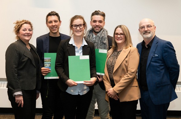 Quelques membres de l&rsquo;&eacute;quipe du microprogramme de 2e&nbsp;cycle en politiques et n&eacute;gociations climatiques internationales&nbsp;: Annie Chaloux, Gabriel Blouin-Genest et Philippe Simard, en compagnie de la doyenne Anick Lessard, de la vice-doyenne &agrave; l&rsquo;enseignement et &agrave; la formation pratique Nathalie Delli Colli et du directeur de l&rsquo;&Eacute;cole de politique appliqu&eacute;e Serge Granger.Photo : Martin Blache, collaborateur