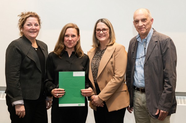 La laur&eacute;ate Allison Marchildon, accompagn&eacute;e de la doyenne Anick Lessard, de la vice-doyenne &agrave; l&rsquo;enseignement et &agrave; la formation pratique Nathalie Delli Colli et du directeur du D&eacute;partement de philosophie et d&rsquo;&eacute;thique appliqu&eacute;e Yves Bouchard.Photo : Martin Blache, collaborateur
