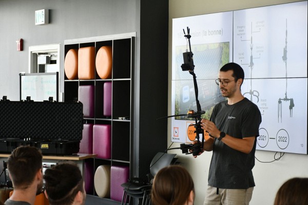 Julien introduit les prototypes de leurs produits DeLeaves et Mamba