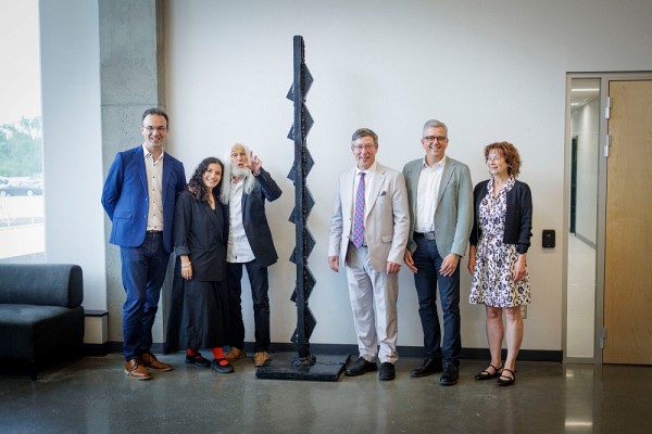 Pr Martin Bisaillon, vice-recteur aux ressources humaines et au d&eacute;veloppement de la communaut&eacute;; Roxanne Labr&egrave;che, conservatrice et directrice artistique, Galerie d'art Antoine-Sirois; Armand Vaillancourt; Pr Jean-Pierre Perreault, recteur; Pr Louis Valiquette, doyen, Facult&eacute; de m&eacute;decine et des sciences de la sant&eacute;; Johanne Lamoureux, directrice g&eacute;n&eacute;rale et artistique, Centre culturel.