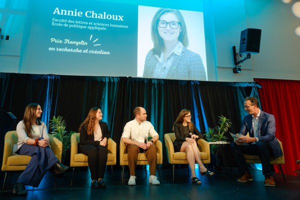 La professeure Annie Chaloux, lors d'un &eacute;change avec des membres de son &eacute;quipe de recherche : Jennyfer Boudreau, coordonnatrice de recherche, Laura Fequino, &eacute;tudiante &agrave; la ma&icirc;trise en &eacute;tudes politiques appliqu&eacute;es et auxiliaire de recherche au 2e cycle, et le professeur Olivier Champagne-Poirier, du D&eacute;partement de communication de la Facult&eacute; des lettres et sciences humaines, en compagnie du&nbsp;vice-recteur aux ressources humaines et au d&eacute;veloppement de la communaut&eacute;, le professeur Martin Bisaillon.