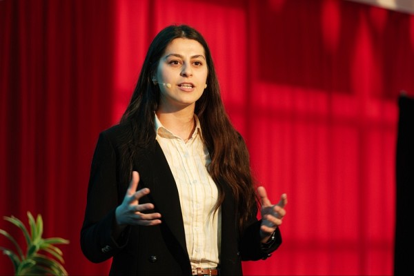 Maryam Afkari, &eacute;tudiante au doctorat en chimie, a remport&eacute; le premier prix de la finale &agrave; l'UdeS de Three Minute Thesis.