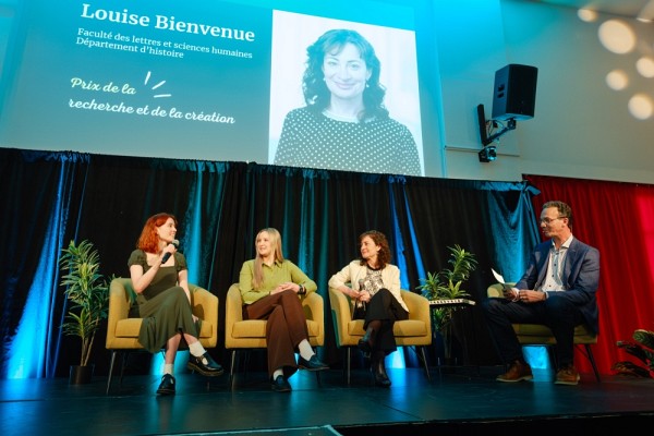 La professeure Louise Bienvenue, lors d'un &eacute;change avec deux &eacute;tudiantes, Doroth&eacute;e Perron, qui a travaill&eacute; de pr&egrave;s au projet de biographie, et Maude Goulet-M&eacute;nard, qu'elle dirige dans le cadre de son projet de recherche, en compagnie du&nbsp;vice-recteur aux ressources humaines et au d&eacute;veloppement de la communaut&eacute;, le professeur Martin Bisaillon.
