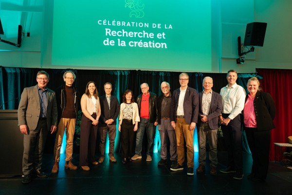 Quelques professeures et professeurs ayant d&eacute;croch&eacute; des distinctions notoires au cours de la derni&egrave;re ann&eacute;e, en compagnie&nbsp;du recteur, le professeur Jean-Pierre Perreault, et de la vice-rectrice &agrave; la recherche, la professeure Anne Lessard.