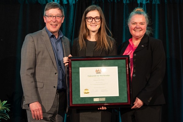 La professeure Annie Chaloux est cotitulaire de la Chaire de recherche du Qu&eacute;bec en diplomatie scientifique climatique, codirectrice du Groupe d'&eacute;tudes et de recherche sur l'international et le Qu&eacute;bec (G&Eacute;RIQ) et directrice de recherche du Centre interuniversitaire de recherche sur les relations internationales du Canada et du Qu&eacute;bec (CIRRICQ). Elle est accompagn&eacute;e du recteur, le professeur Jean-Pierre Perreault, et de la vice-rectrice &agrave; la recherche, la professeure Anne Lessard.