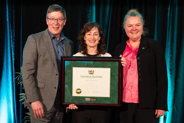 La professeure Louise Bienvenue est chercheuse au Centre d&rsquo;histoire des r&eacute;gulations sociales et membre r&eacute;guli&egrave;re du Centre interuniversitaire d&rsquo;&eacute;tudes qu&eacute;b&eacute;coises.&nbsp;Elle est accompagn&eacute;e du recteur, le professeur Jean-Pierre Perreault, et de la vice-rectrice &agrave; la recherche, la professeure Anne Lessard.