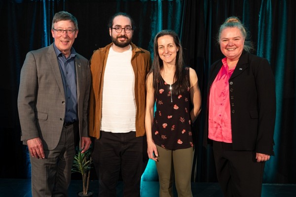Deux membres de l'&eacute;quipe de recherche du professeur Alexandre Mar&eacute;chal, Isabelle Marois, assistante de recherche, et Jean-Christophe Dubois, &eacute;tudiant au doctorat, le repr&eacute;sentent lors de la c&eacute;r&eacute;monie, en compagnie du recteur, le&nbsp;professeur Jean-Pierre Perreault, et de la vice-rectrice &agrave; la recherche, la professeure Anne Lessard.
